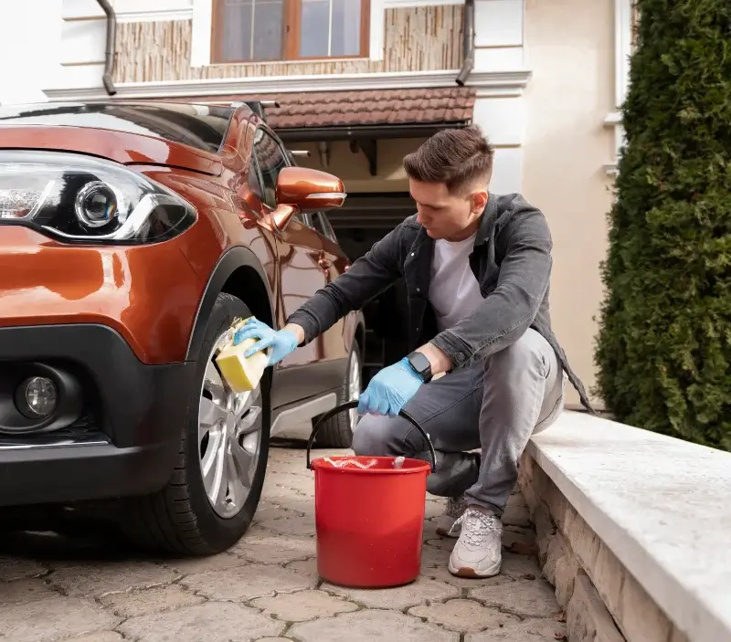 Lavage auto à domicile Brières-les-Scellés : professionnel intervenant sur un véhicule